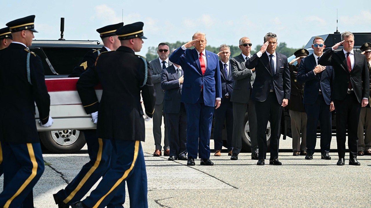 You are currently viewing Trump pays tribute to US service members killed in Middle East: ‘Great heroes’