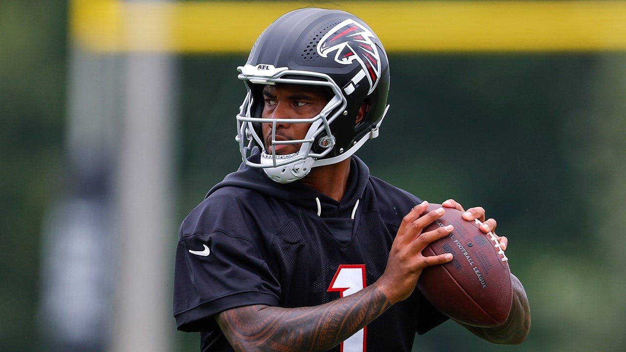You are currently viewing Falcons QB Tua Tagovailoa suffers training camp flare-up amid quarterback battle