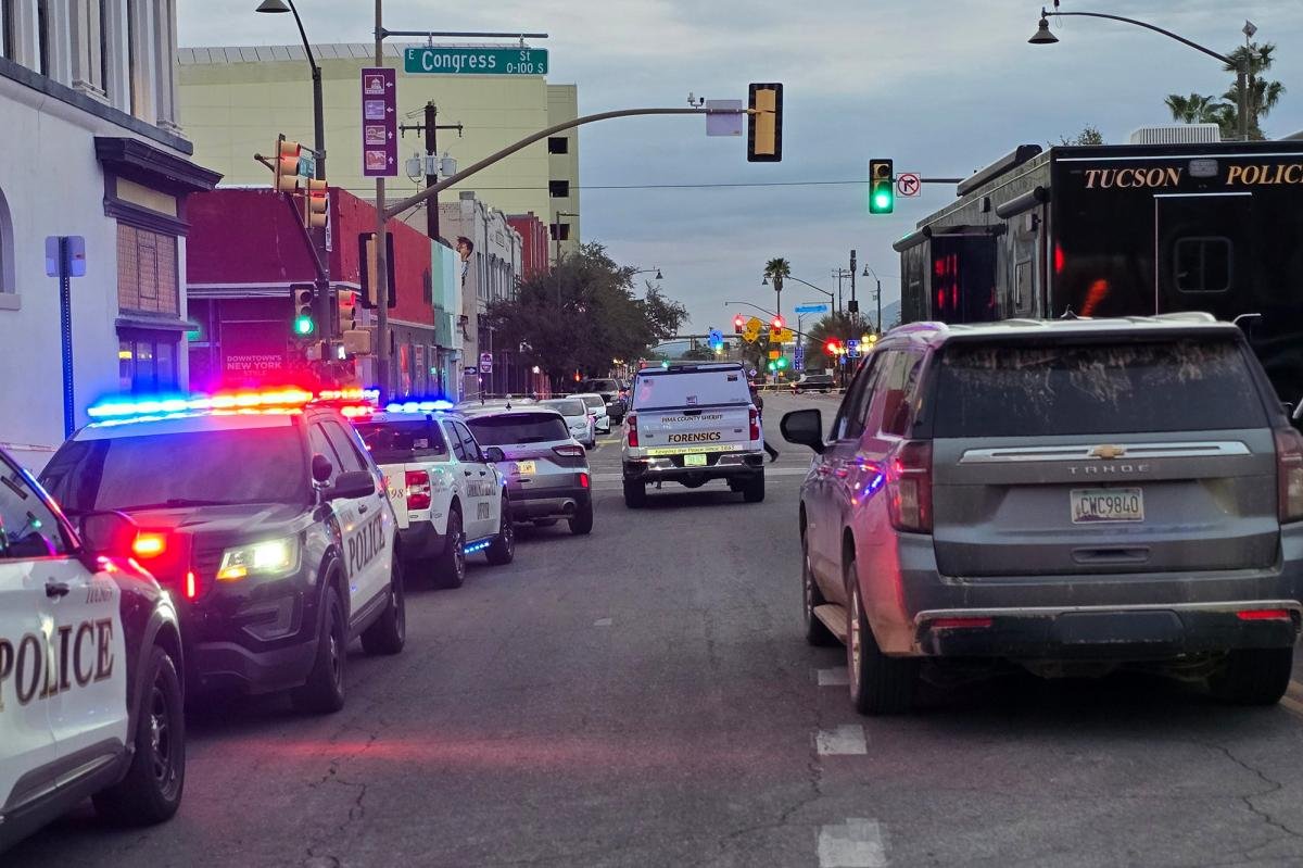 Read more about the article Hero Tucson cops stop mass shooting that left 9 people critically wounded