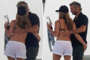 Read more about the article Bikini-clad Jennifer Aniston and boyfriend Jim Curtis make out during yacht getaway