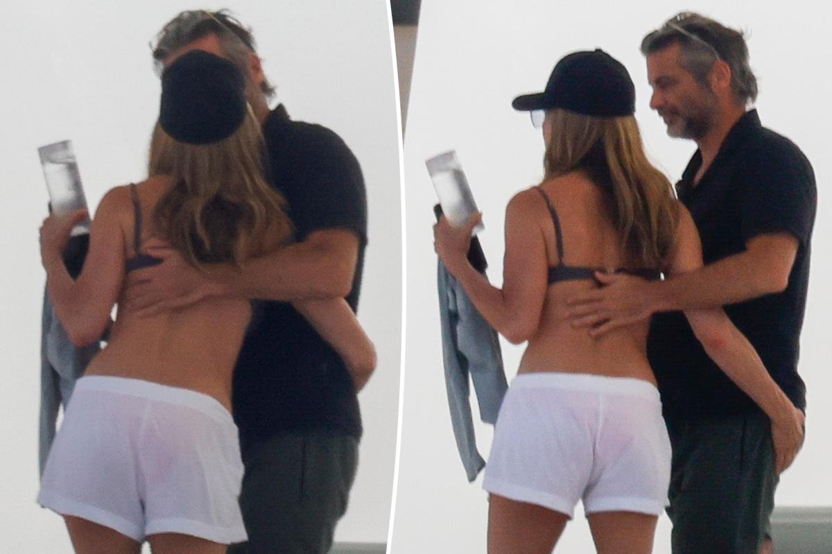 You are currently viewing Bikini-clad Jennifer Aniston and boyfriend Jim Curtis make out during yacht getaway