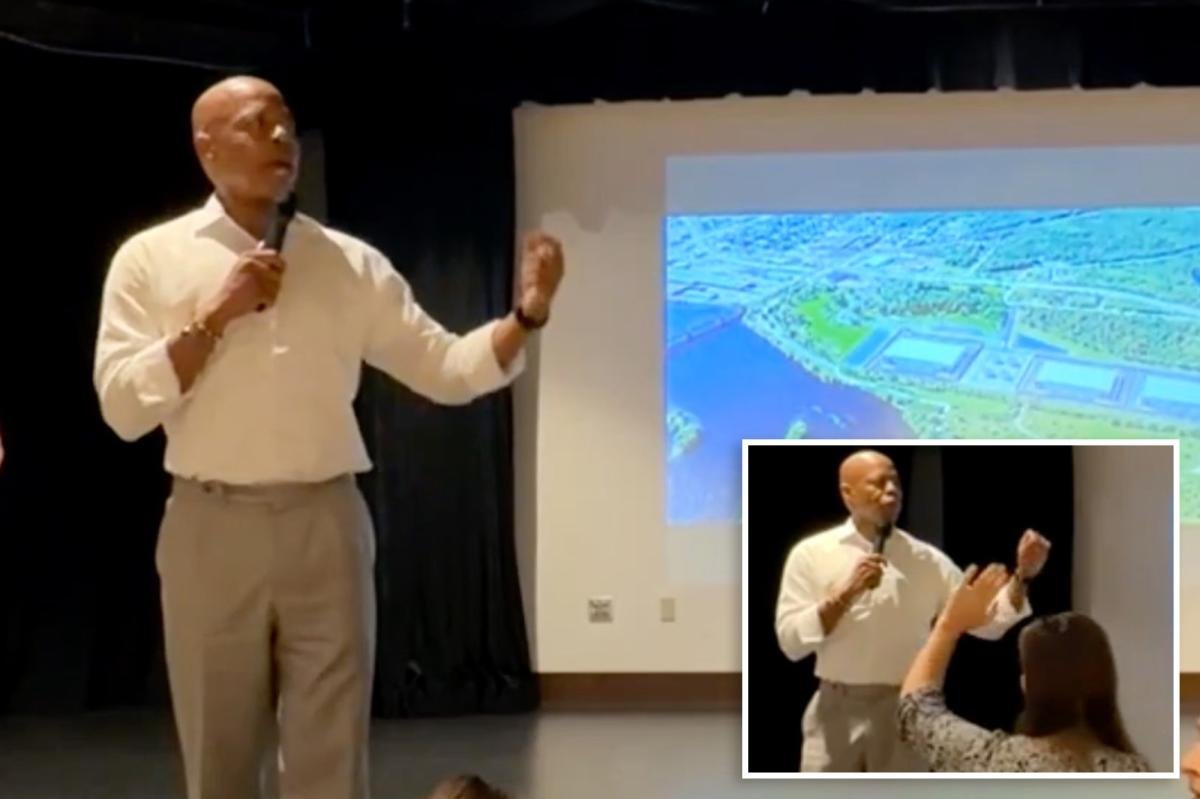 You are currently viewing Ex-NYC Mayor Eric Adams mercilessly heckled as he tries to pitch Wisconsin town on AI data center: video