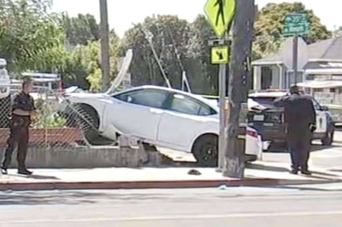 You are currently viewing Brothers age 4 and 7 steal parents’ car before crashing into dog walker in Oakland