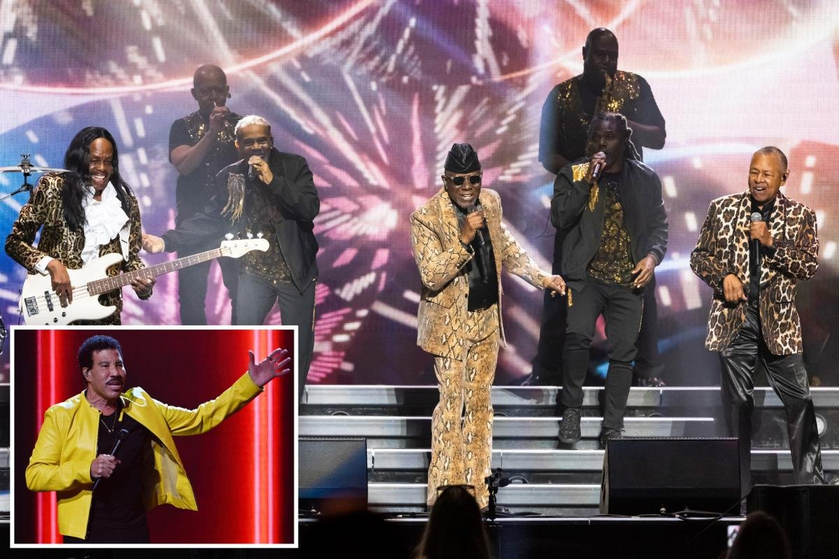 You are currently viewing Earth Wind and Fire band member in âcritical conditionâ after âcardiac incidentâ before show cancelation: report