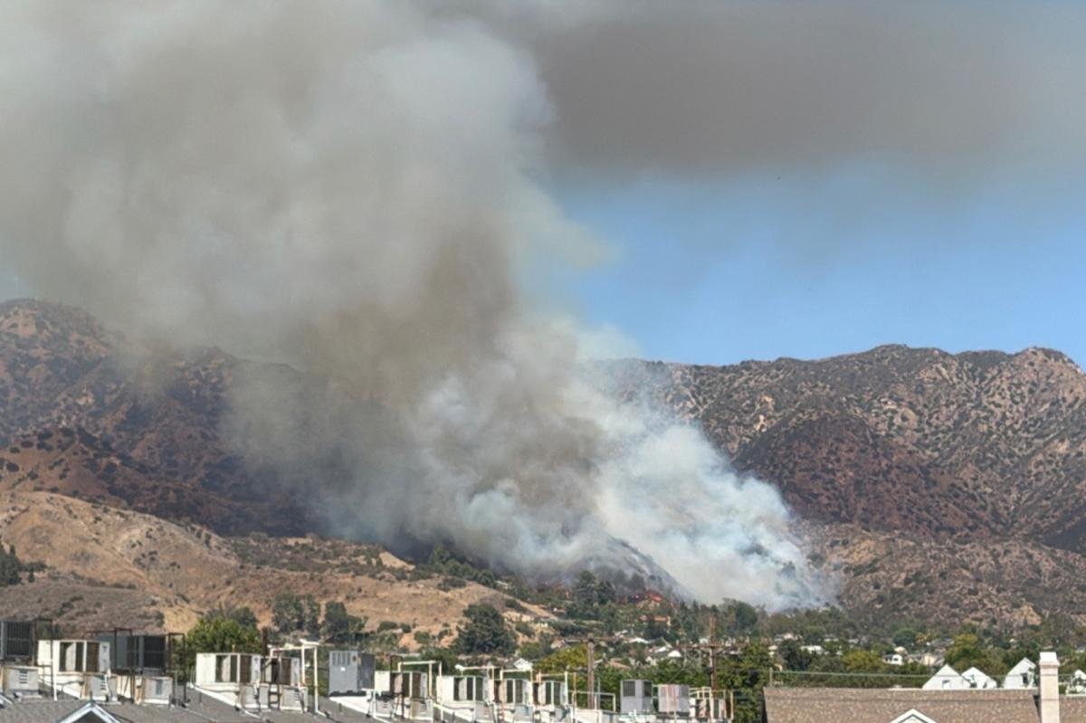 You are currently viewing Flames roar near Burbank homes as wildfire prompts evacuation orders