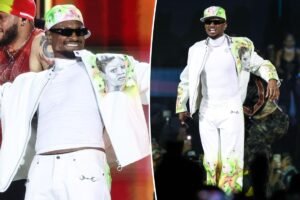 Read more about the article Usher reacts to rumors he hired ‘clone’ to perform for him at R&B Tour