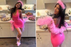 Read more about the article Kylie Jenner goes full ‘princess kitty’ in hot pink latex and ostrich feathers at 29th birthday party