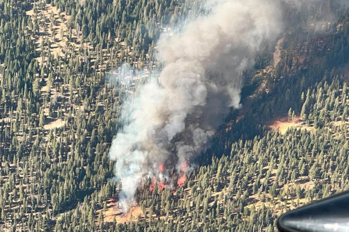 You are currently viewing Rich homeowners put on notice as wildfire rips through forest near their sprawling Lake Tahoe cabins