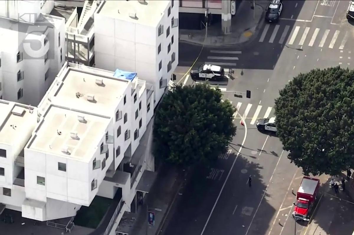 You are currently viewing Stabbing horror as victim knifed to death outside LA police station