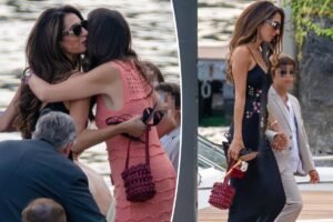 Read more about the article We’re digging Amal Clooneyâs ‘flower pot’ bag â shop the look starting at under $30