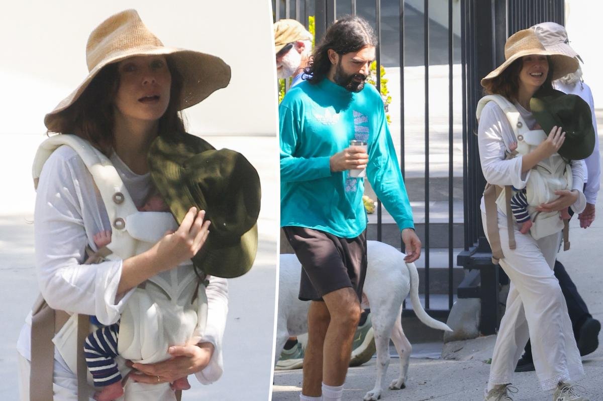 You are currently viewing Elizabeth Olsen steps out with newborn after quietly welcoming first child with husband Robbie Arnett
