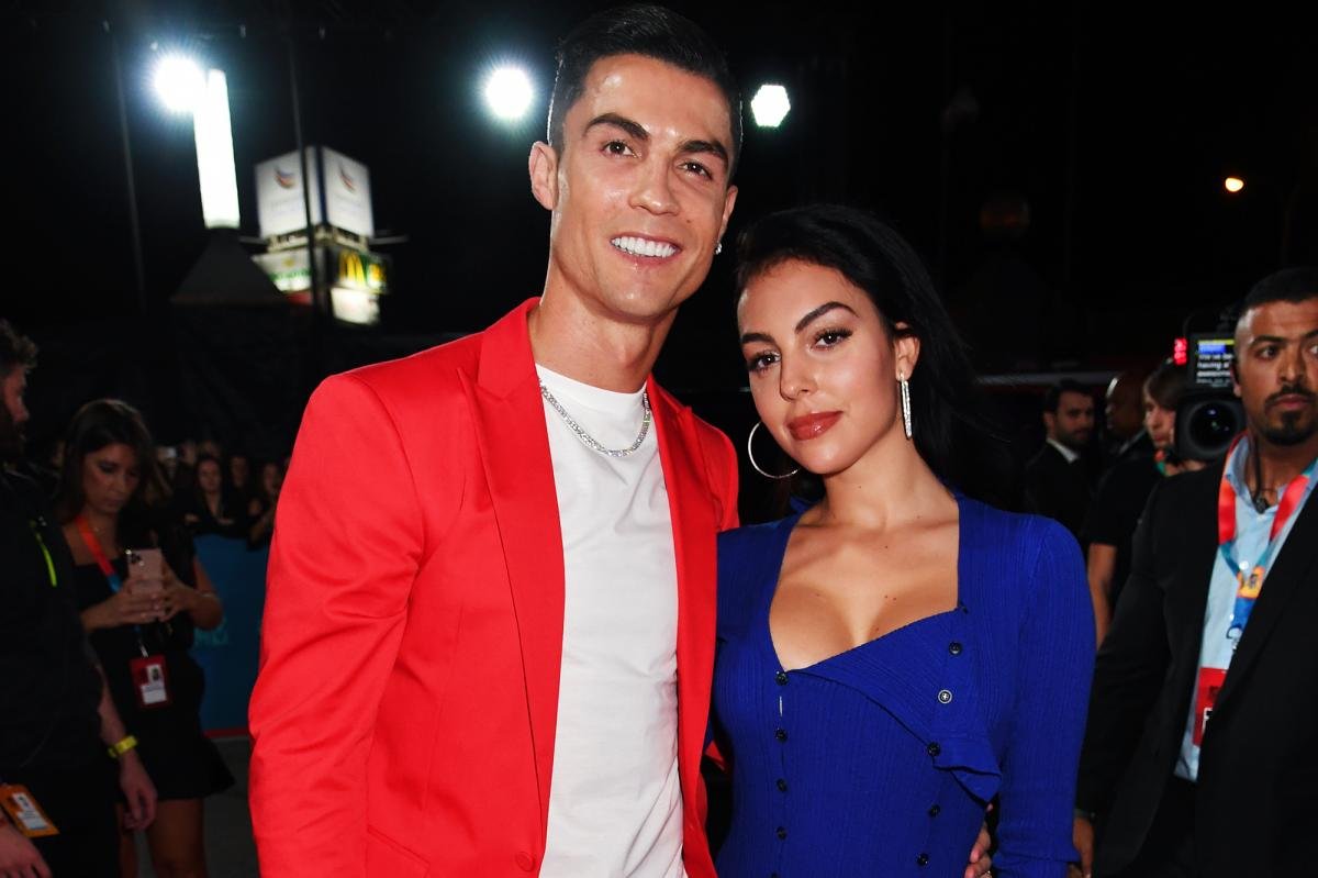 Read more about the article Why billionaire Cristiano Ronaldo and Georgina RodrÃ­guez got married in their living room
