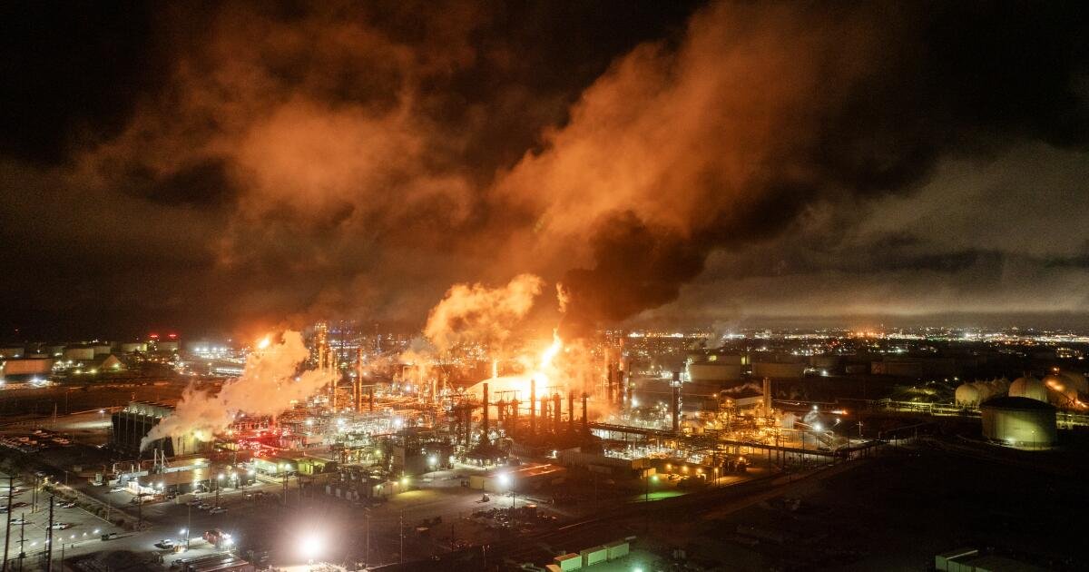 You are currently viewing After refinery explosions, California lawmakers move to preserve safety rules