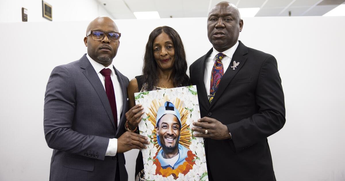 You are currently viewing Family of L.A. man killed by ICE agent calls for grand jury investigation into shooting