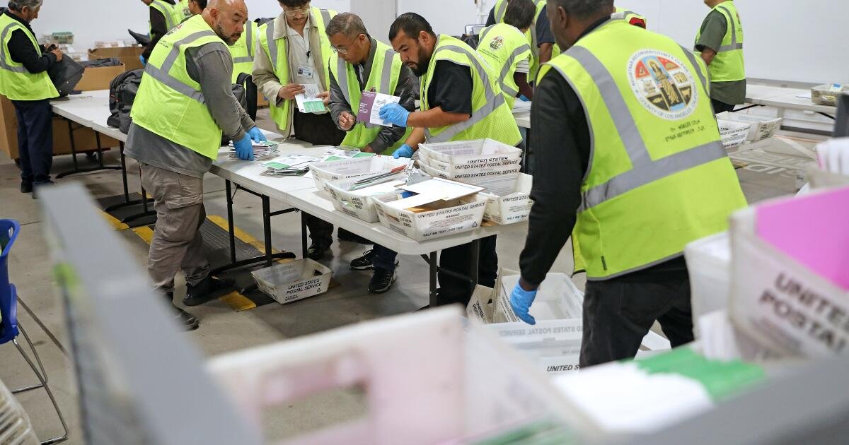 You are currently viewing Democratic states urge Supreme Court to block Trump’s new limits on mail ballots