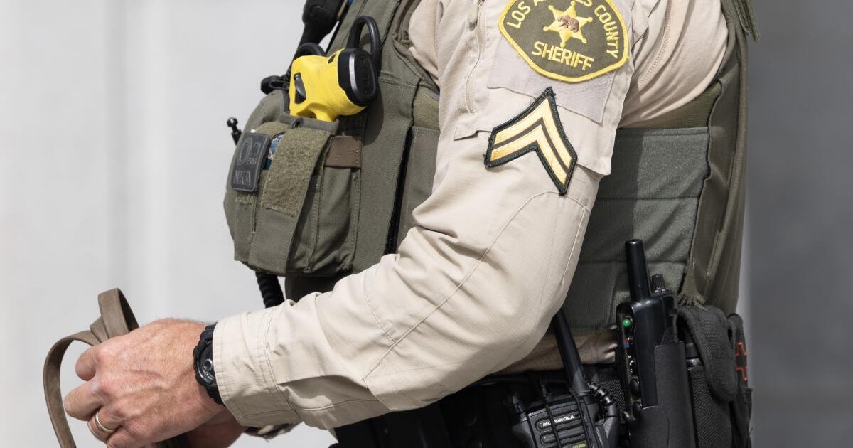 You are currently viewing Top commander of elite L.A. County sheriff unit leaves job amid probe