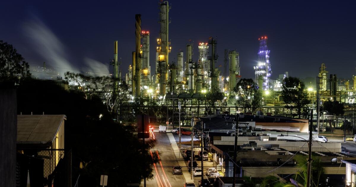 You are currently viewing Oil company profits are soaring. Here’s what California officials want to do