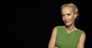 Read more about the article Gillian Anderson lets her inner scream queen rule