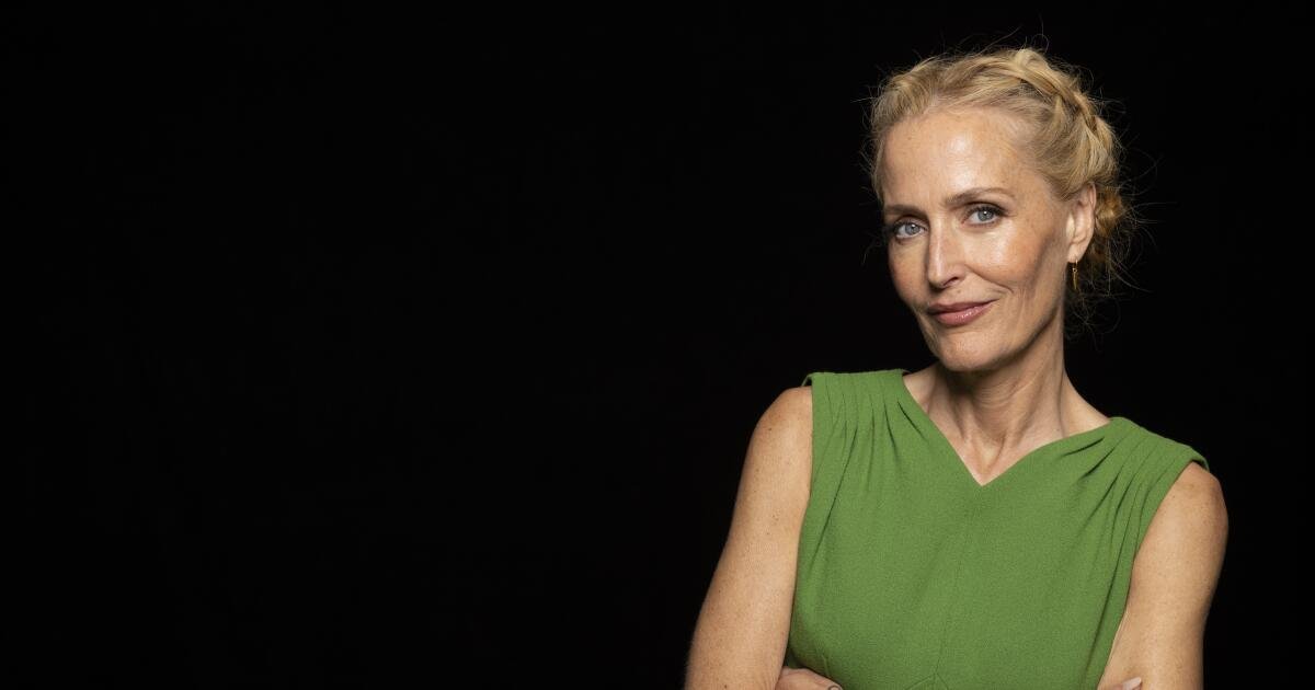 You are currently viewing Gillian Anderson lets her inner scream queen rule