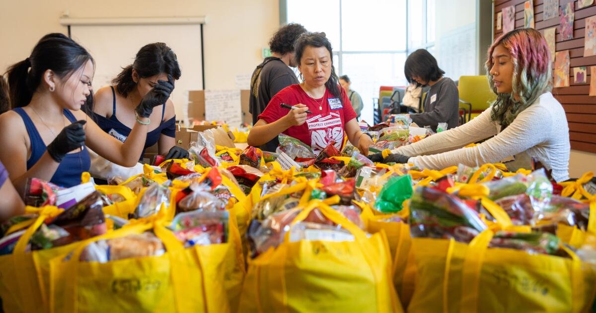 You are currently viewing Chinatown librarian hosts door-to-door grocery deliveries