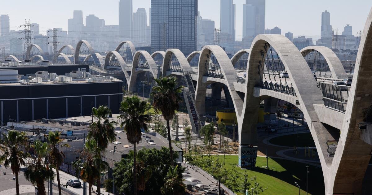 You are currently viewing A new park under the neglected 6th Street Bridge stirs up hope and Boyle Heights gentrification fears