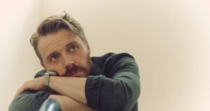 Read more about the article Jack Lowden loves getting ‘slapped around’ on ‘Slow Horses’