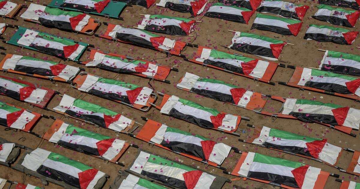 You are currently viewing Bones, flags, and faded hope: Gaza City bids farewell to 112 killed in airstrike