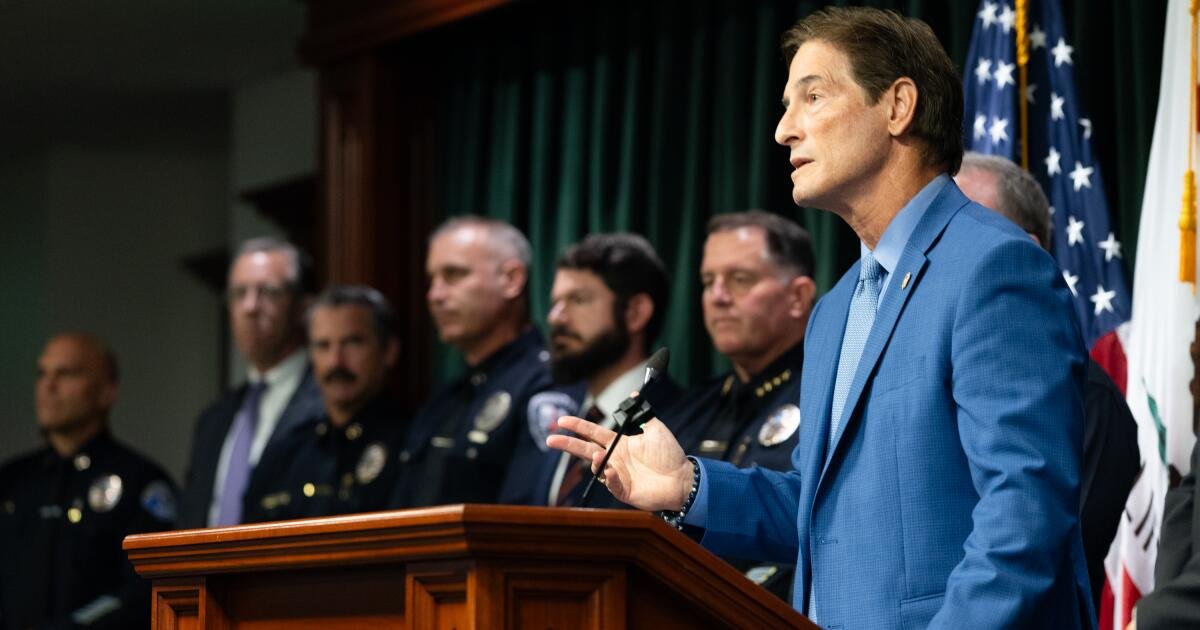 You are currently viewing Lawyer for LAPD officer slams D.A.’s handling of eavesdropping case
