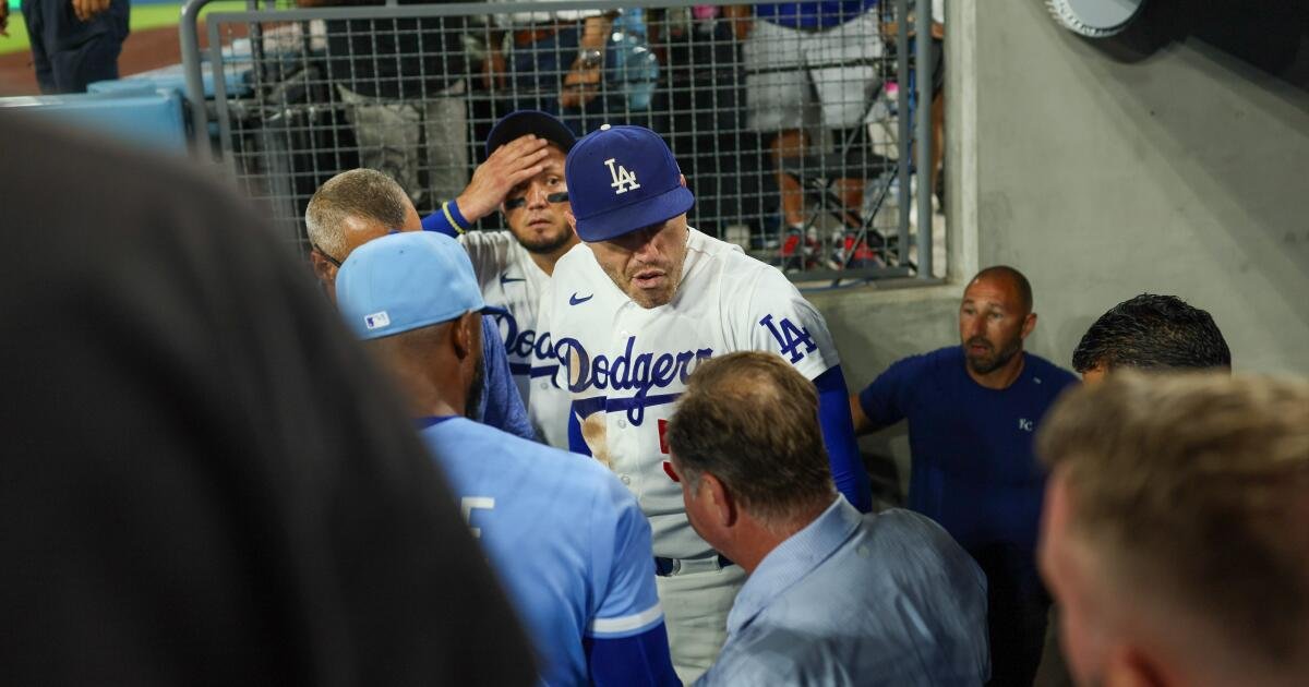 You are currently viewing Dodgers’ Freddie Freeman appears to avoid serious injury in fall down dugout steps