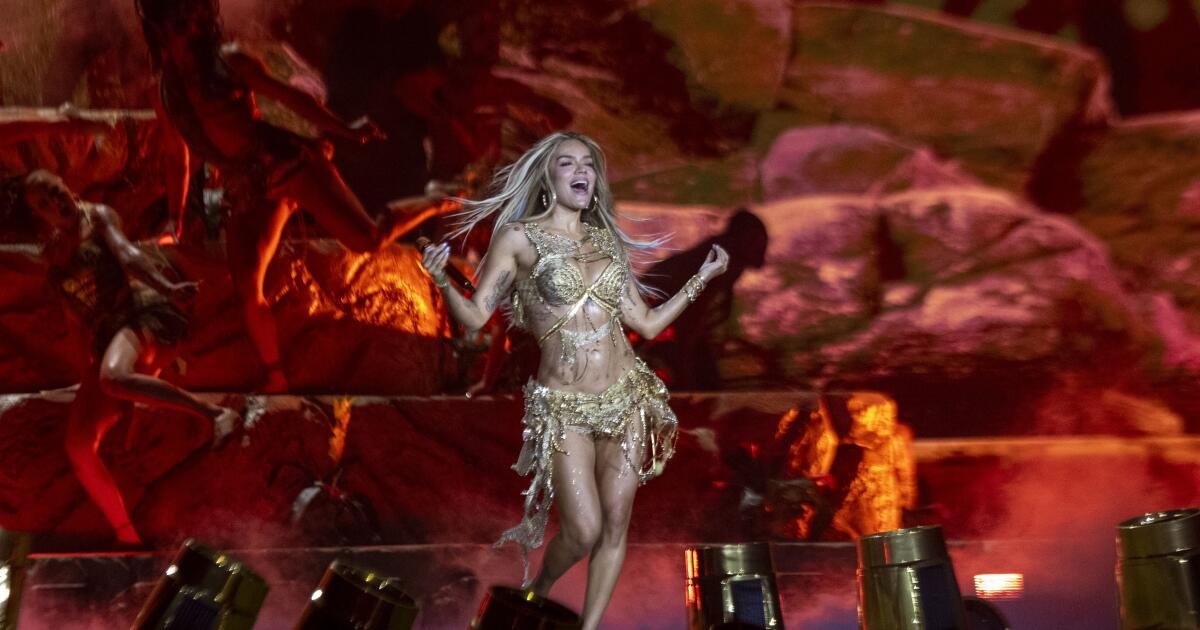 Read more about the article Review: Karol G’s Latin American fantasia lands elegantly at SoFi Stadium