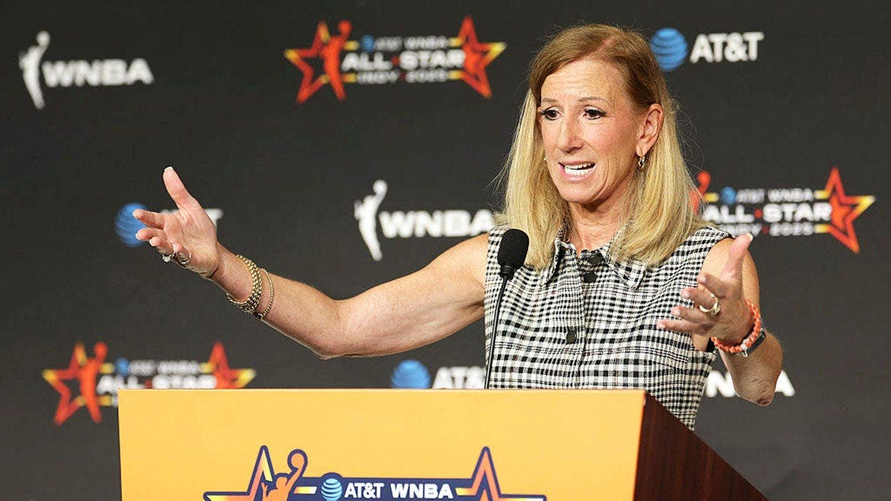 You are currently viewing WNBA admits security in Atlanta was wrong to make fans cover shirts at Dream-Fever game