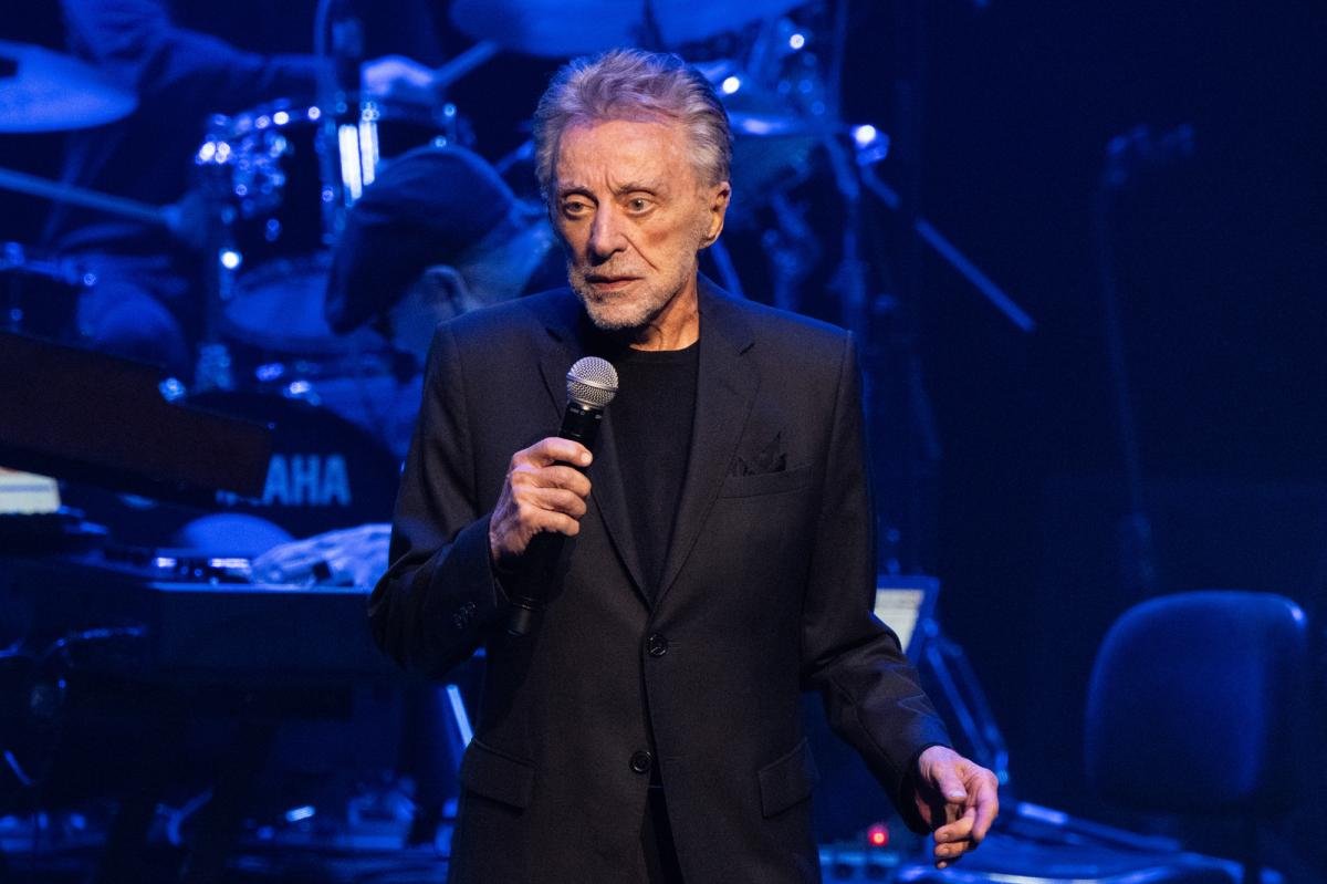You are currently viewing Frankie Valli, 92, denies brother’s claim that he’s retiring from performing after tour cancellation