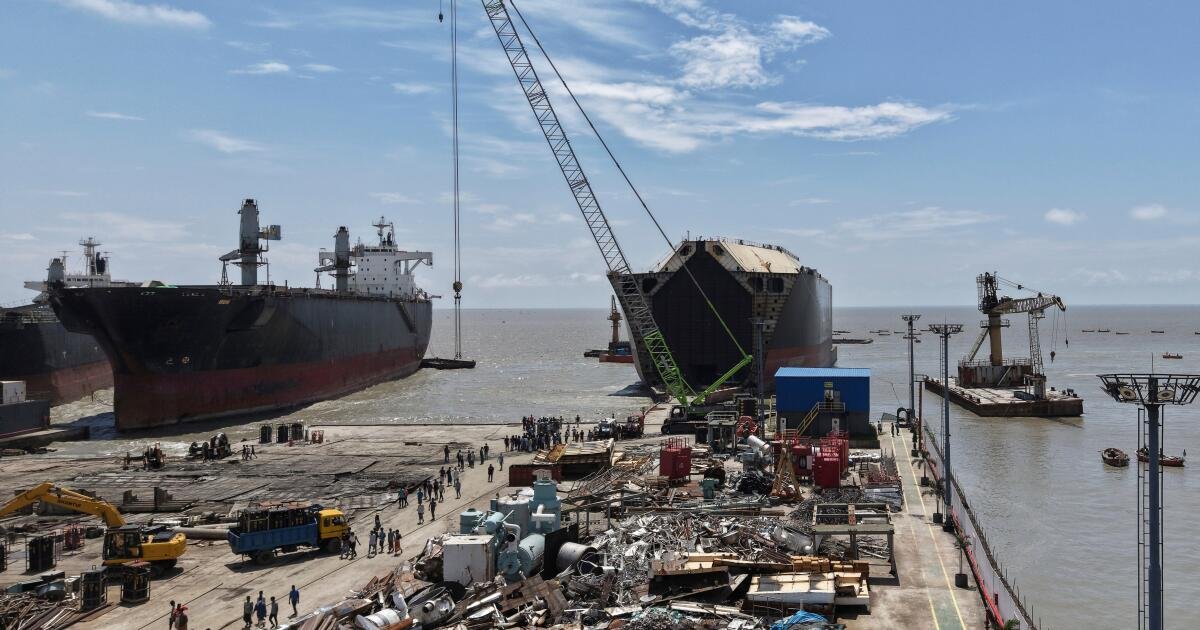 You are currently viewing A toxic gas leak at a Bangladesh shipbreaking yard kills at least 8 workers