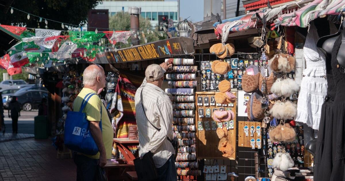 You are currently viewing Despite inflation squeeze, Americans keep spending as sentiment climbs