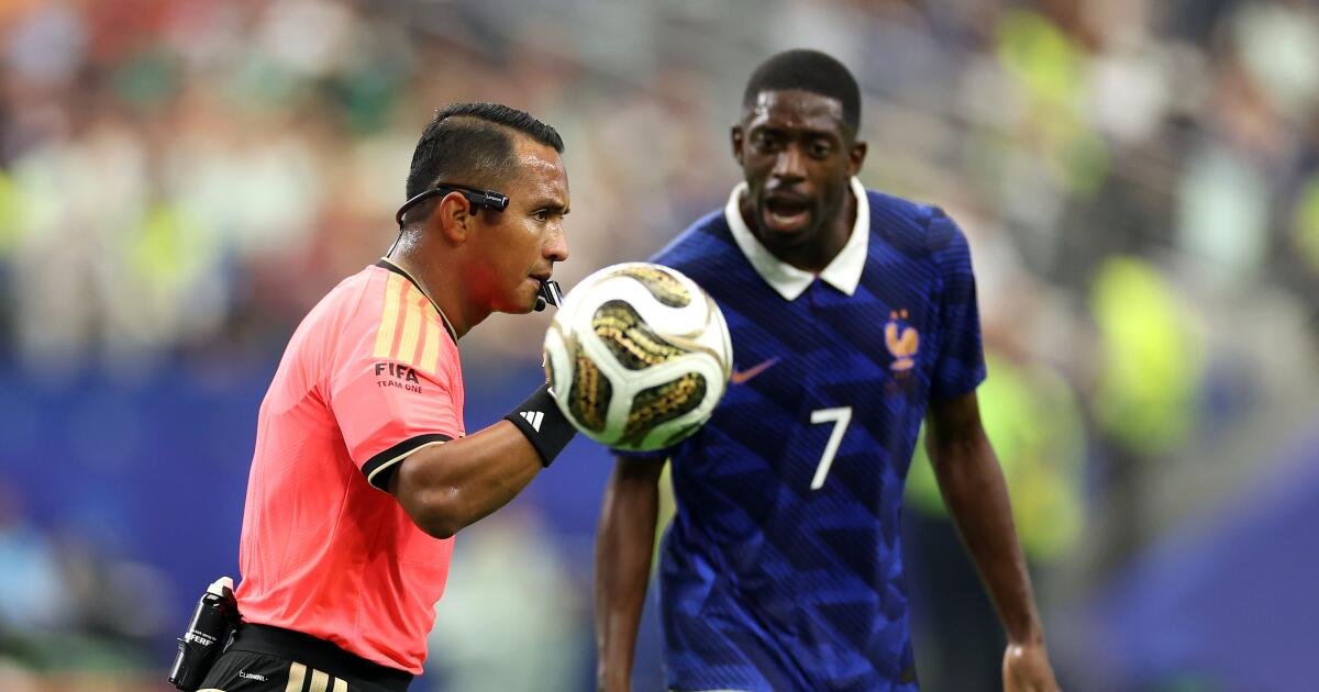 You are currently viewing A World Cup referee shares his view of red cards, hydration breaks