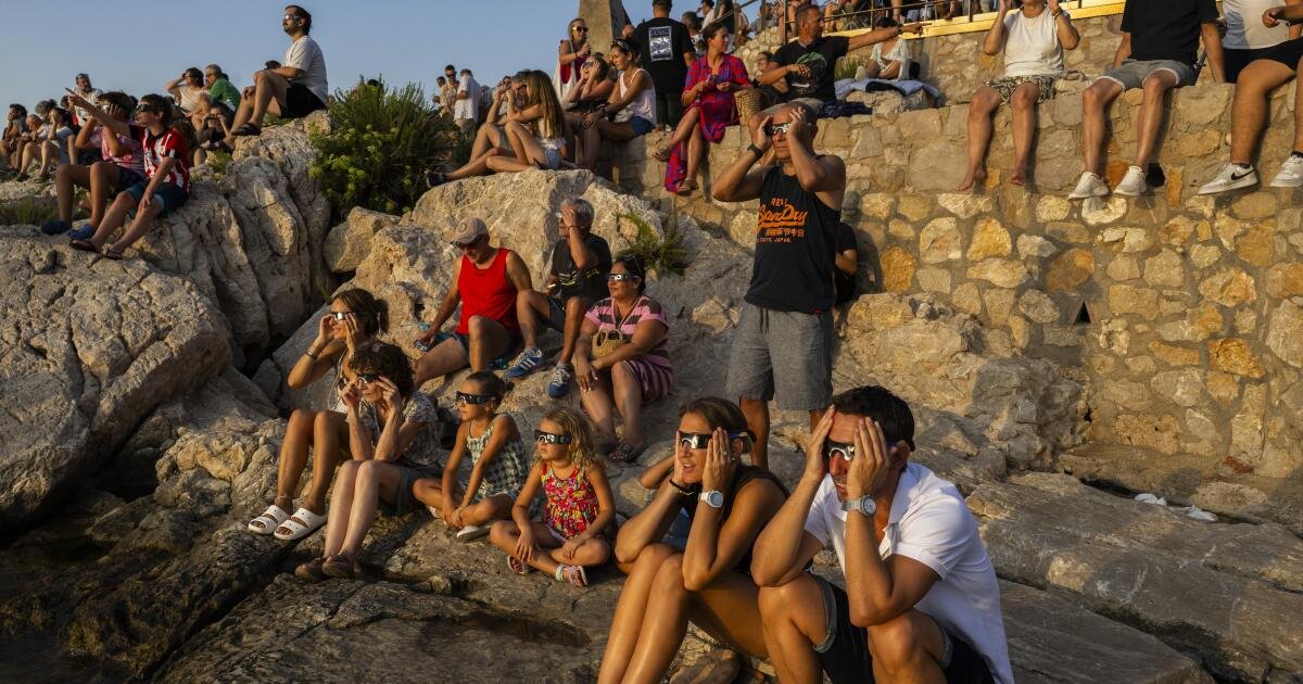 You are currently viewing Millions crowd Spanish cities to see country’s first total solar eclipse in over a century