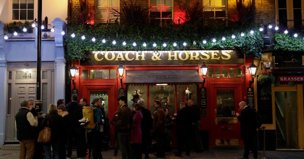 You are currently viewing Plan to limit ‘vertical drinking’ decried by pub landlords and U.K. politicians