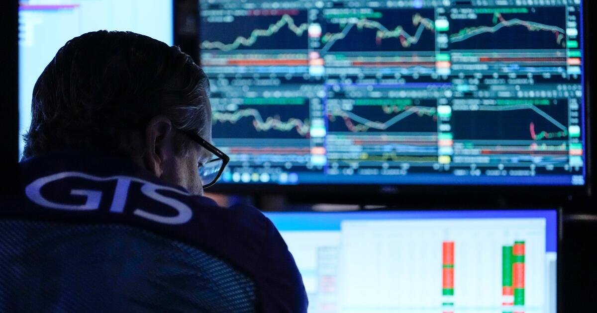 You are currently viewing Stocks hit records as profits keep piling up for Palantir and others, while oil prices ease