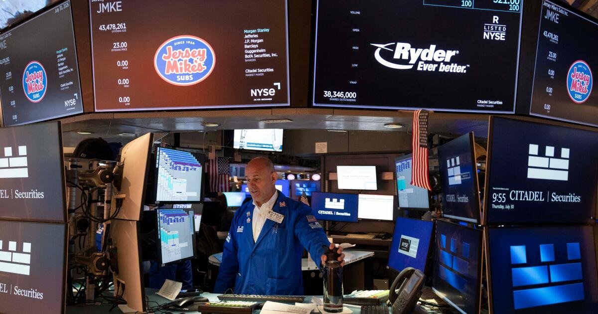 You are currently viewing Stocks rise to finish a wild July as Amazon soars, Apple sinks and inflation worries worsen