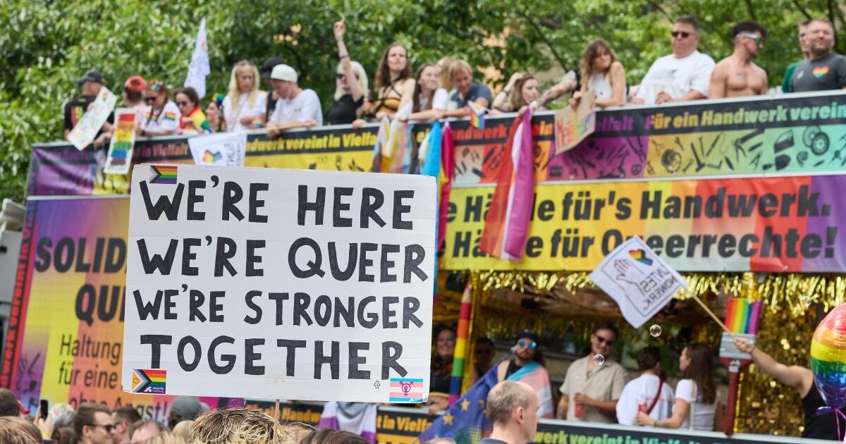 You are currently viewing Hamburg Pride draws 300,000 with increased security, a week after fatal attack in Berlin
