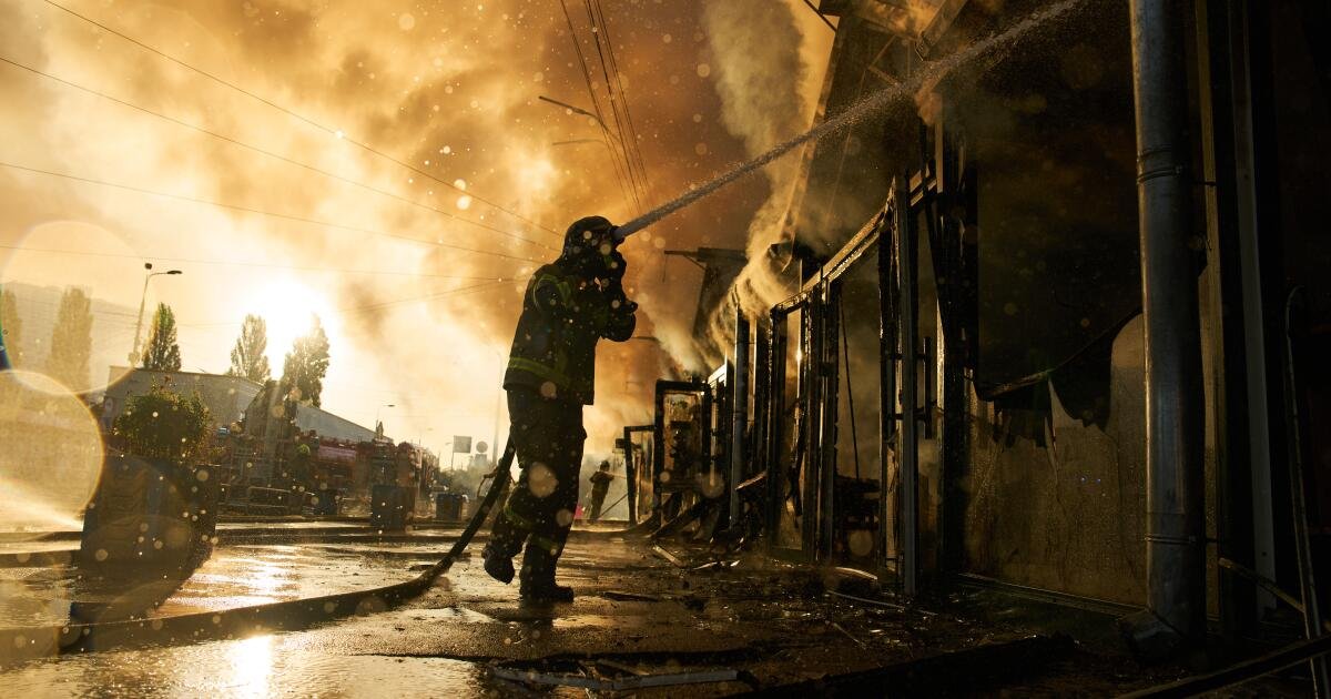 Read more about the article Ukraine, in massive aerial attack, kills 6 people in Russia