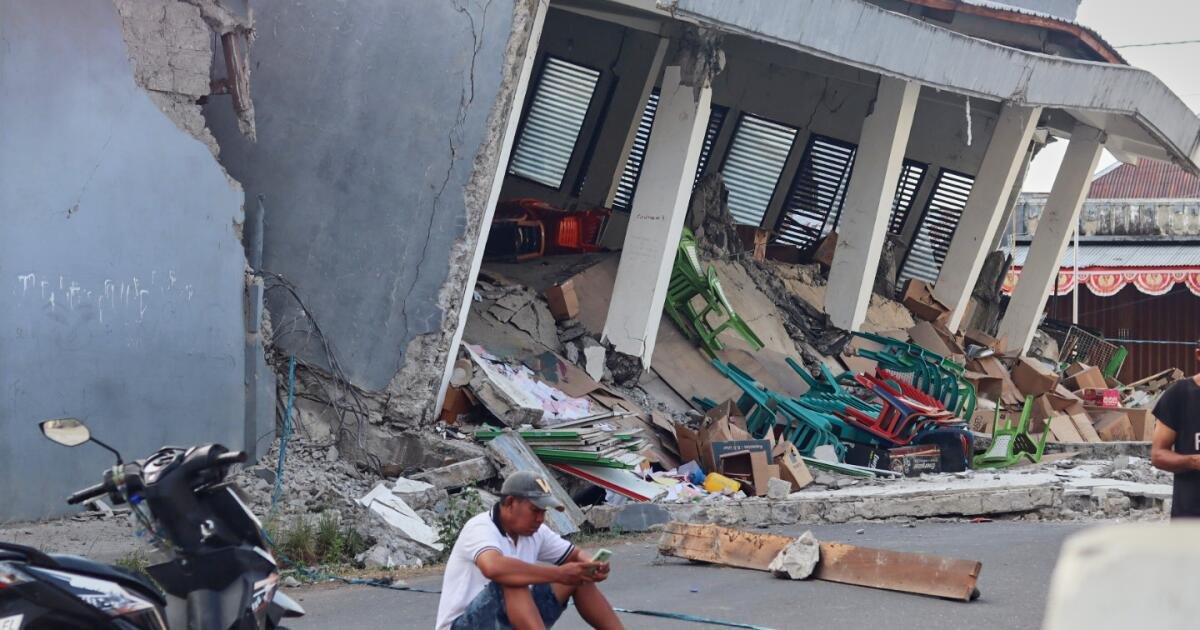 You are currently viewing Rescuers in Indonesia recover 6 more bodies in earthquake aftermath, raising death toll to 53
