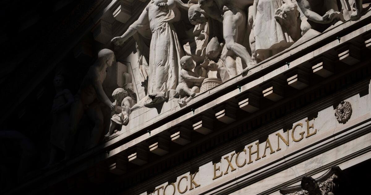 You are currently viewing Stocks edge down from their record high after oil prices climb 5%