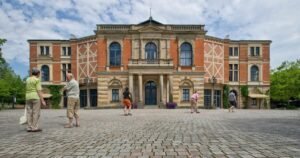 Read more about the article AI-assisted staging draws boos at famed Wagner festival in Germany
