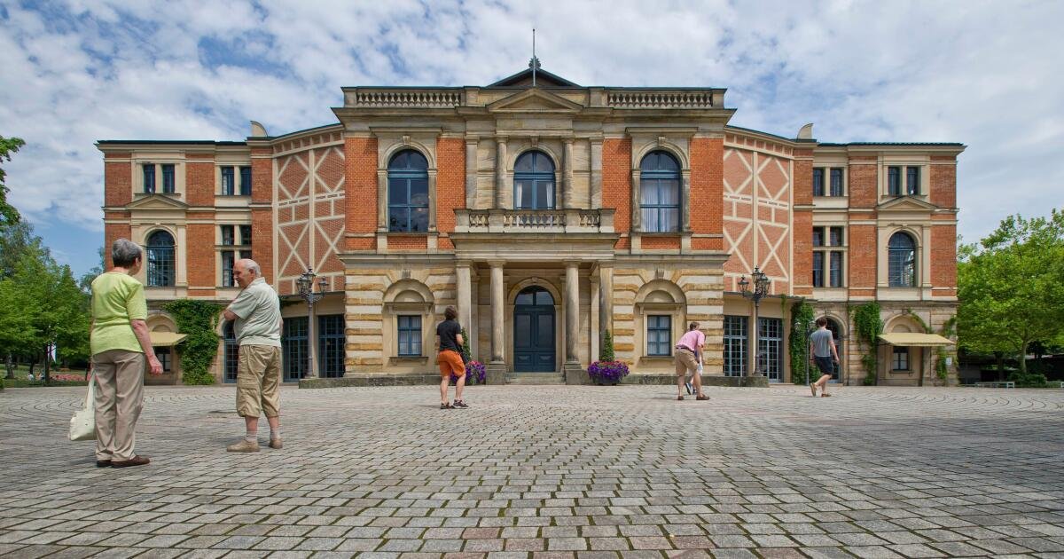 You are currently viewing AI-assisted staging draws boos at famed Wagner festival in Germany