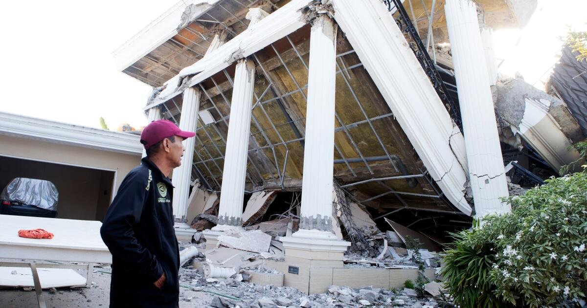 You are currently viewing Thousands in Indonesia await aid after quake kills 68, overshadowing Independence Day