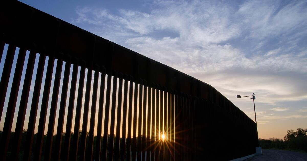You are currently viewing Federal judge lets Homeland Security build border wall through small Texas town’s levee system