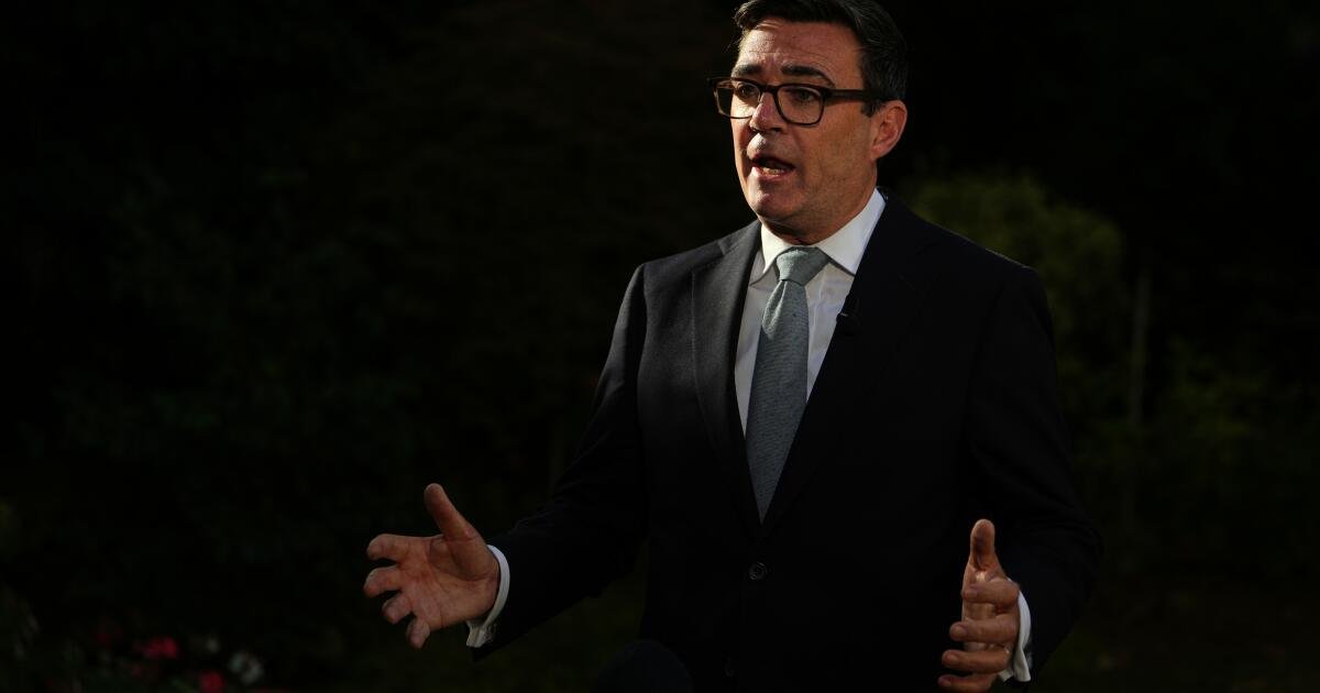 You are currently viewing British leader reportedly exchanged messages with impostor of top White House official
