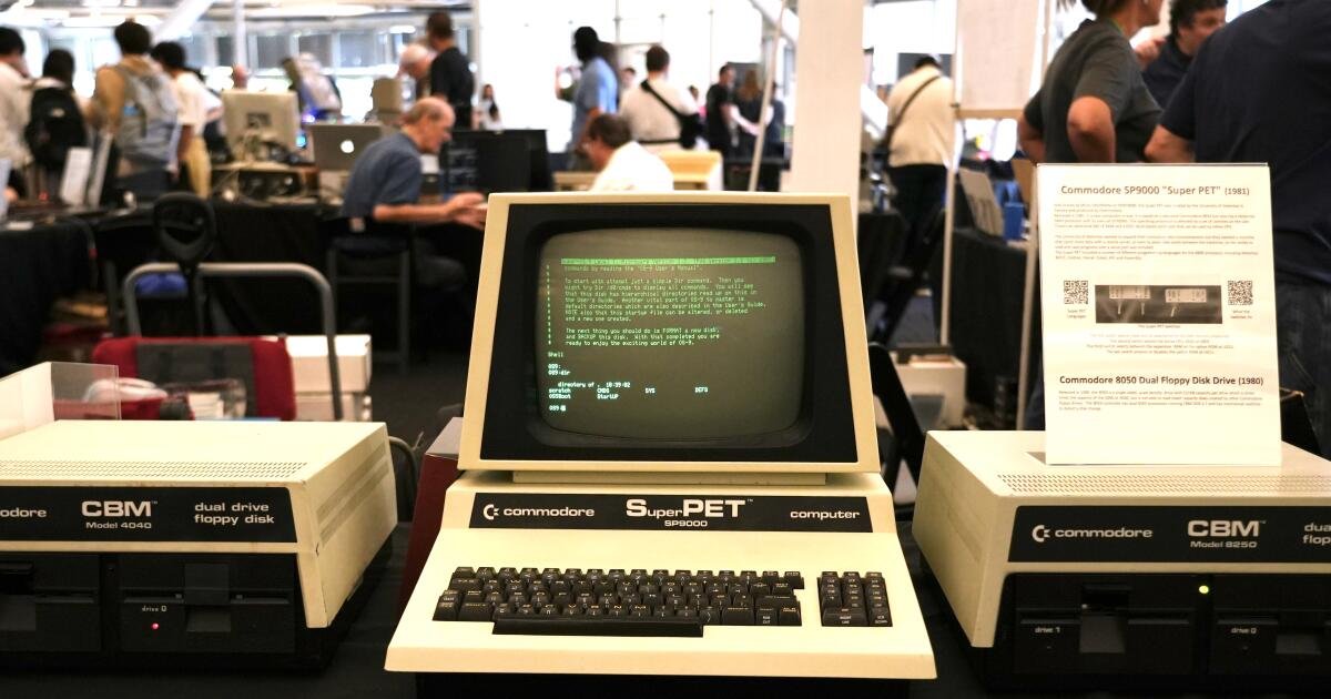 You are currently viewing As AI reshapes tech, vintage computers become the new obsession