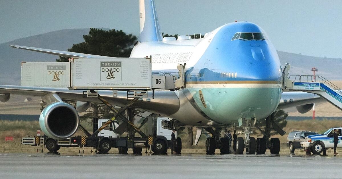 You are currently viewing Trump used elaborate ruse to fly out of Turkey following summit because of Iran threat, report says